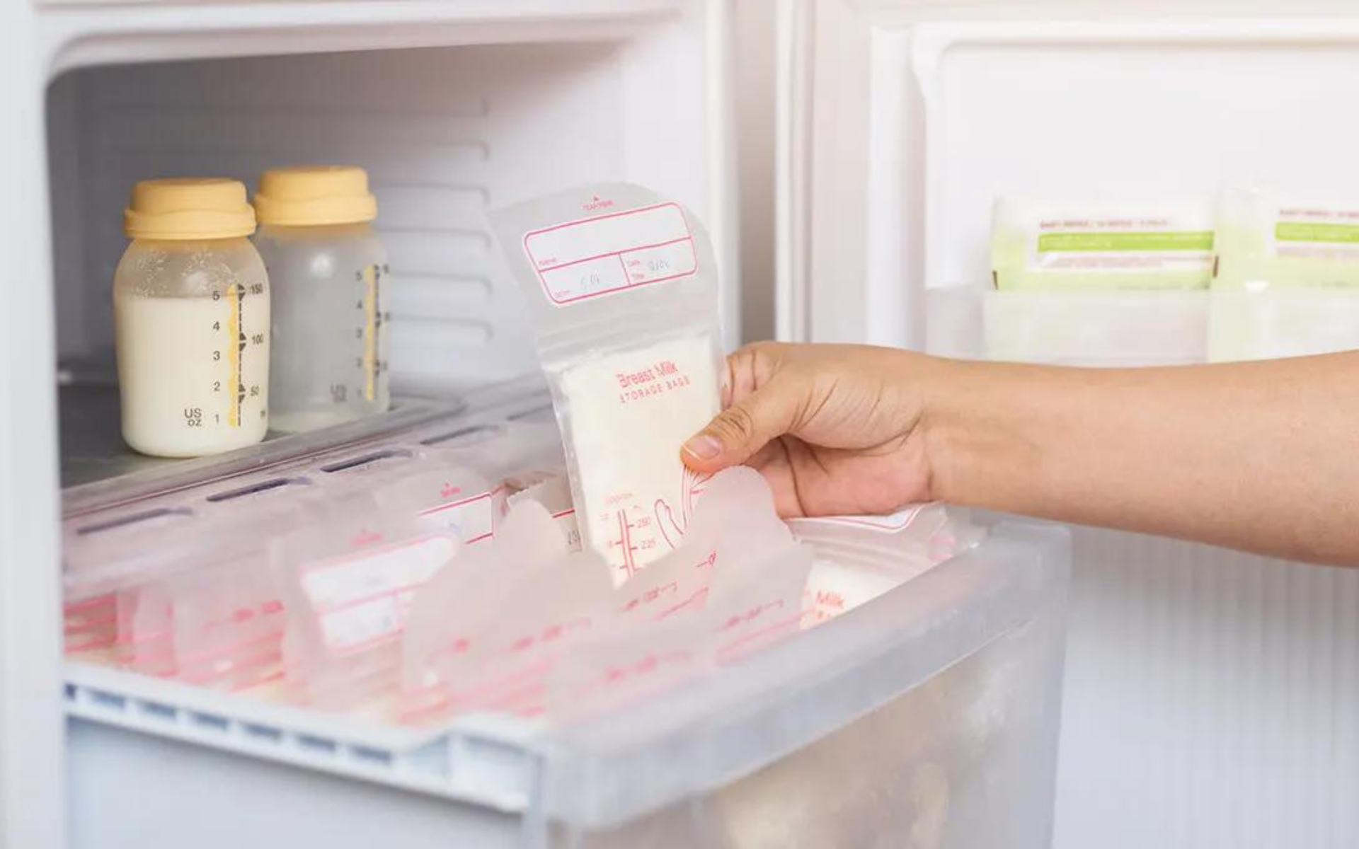 Как разморозить пакет молока. Хранение сцеженного молока в холодильнике. Холодильник для грудного молока. Пакеты для заморозки молока в холодильнике. Морозильная камера для грудного молока.